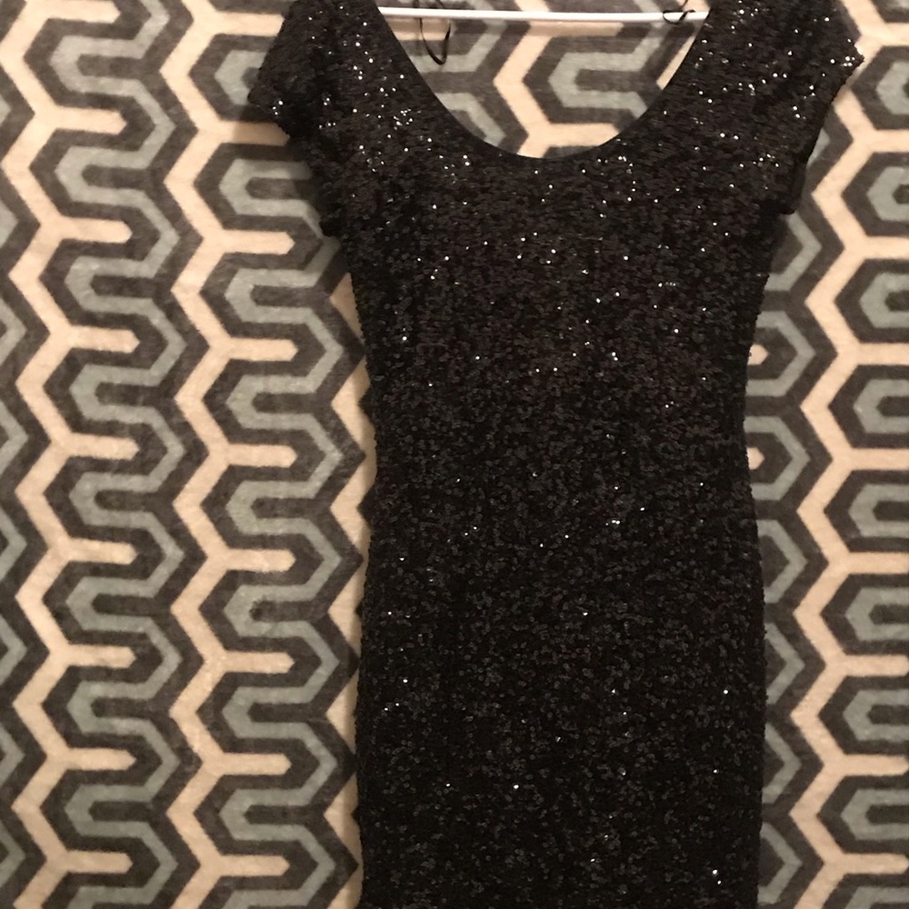 Dresses - Picture 2 of 3